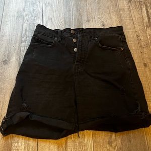 Old Navy size 6 black sky high short distressed
